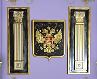 Герб России с колоннами из гипса