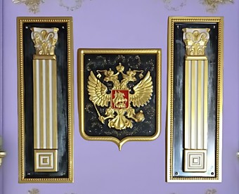Герб России с колоннами из гипса